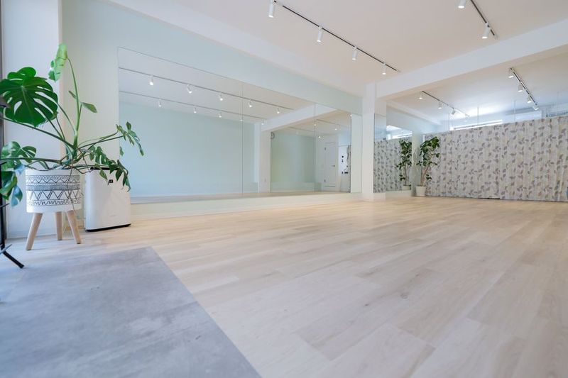 ダンス：おしゃれで壁一面が鏡の練習場