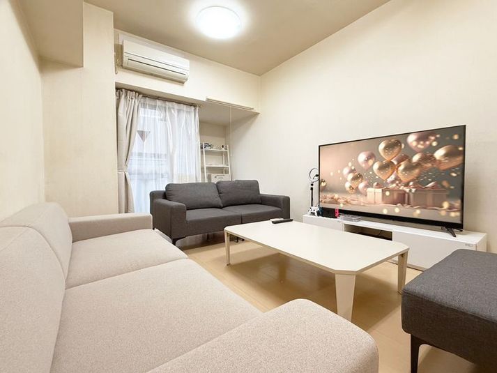 ソファーでテレビとテーブルを囲んだ談話室